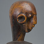 Statue de femme (partie du couple Ibo), bois à patine brune, pieds érodés, 95,5 cm