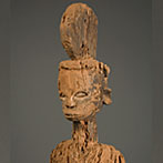 Statue de femme, bois rouge très érodé, 88 cm