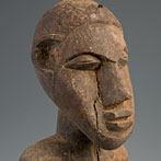 Statue d’homme (partie du couple Ibo), bois, un pied manquant, l’autre fortement érodé, 121 cm
