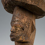 Statue de femme (partie du couple Ibo), bois à patine brune, pieds érodés, 95,5 cm