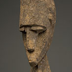Statue d’homme (partie du couple Ibo), bois, un pied manquant, l’autre fortement érodé, 121 cm